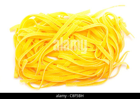 Tagliatelle auf weißem Hintergrund Stockfoto