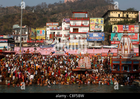 Anhänger konvergieren in Haridwar am Navsamvatsar, der hinduistische Feiertag während der Maha Kumbh Mela Festival, Haridwar, Uttarakhand, Indien Stockfoto