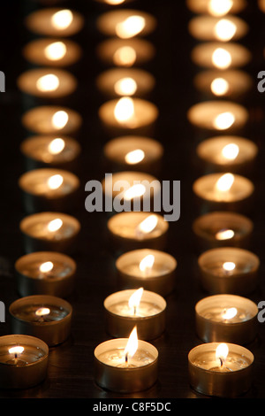 Kerzen im Santuario della Consolata, Turin, Piemont, Italien Stockfoto