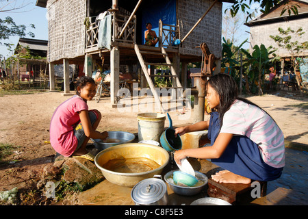 Waschen Haushaltsutensilien, Teil des täglichen Lebens in einem kambodschanischen Dorf, Südost-Asien, Indochina, Siem Reap, Kambodscha Stockfoto