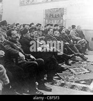 JOSIP BRIZ TITO (1892-1980) vierter von links vorne Zeile beim jugoslawischen Partisanen Kongress etwa 1940 Stockfoto