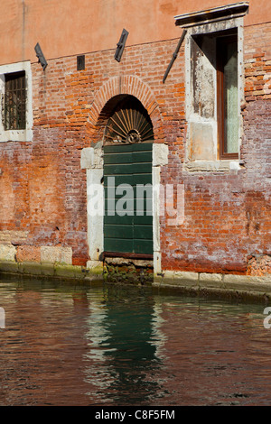 Hintereingang Tür zu einem Gebäude, das direkt aus dem Kanal in Venedig Stockfoto