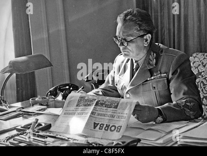 JOSIP BRIZ TITO (1892-1980) Leiter der jugoslawischen Zeitunglesen BORBA von der Liga der Kommunisten Ende 1945 Stockfoto