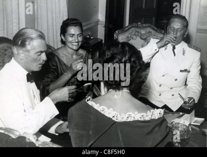 JOSIP BRIZ TITO (1892-1980) auf der rechten Seite mit Frau Jovana und Anthony Eden in Belgrad am 18. September 1952 Stockfoto