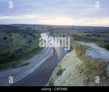 AA02191-01... NORTH DAKOTA - Blick auf der Little Missouri River aus dem Wind Canyon Trail im Theodore-Roosevelt-Nationalpark. Stockfoto