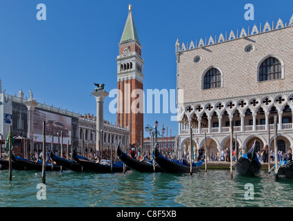 Ein Blick auf Saint Markusplatz aus dem Kanal. Stockfoto