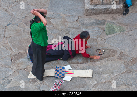 Pilger beten vor dem Jokhang Tempel in Lhasa, Tibet, China Stockfoto