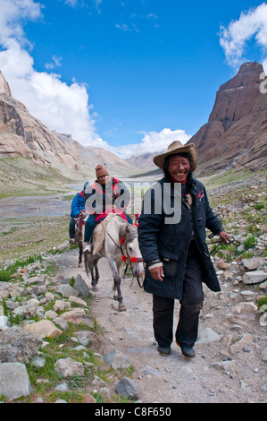 Pilger, die Kora um den Heiligen Berg Mount Kailash in Tibet, China Western zu tun Stockfoto