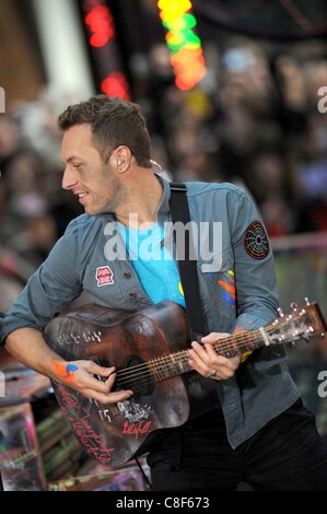 Chris Martin auf der Bühne für NBC heute zeigen Konzertreihe mit Coldplay, Rockefeller Plaza, New York, NY 21. Oktober 2011. Foto von: Kristin Callahan/Everett Collection Stockfoto