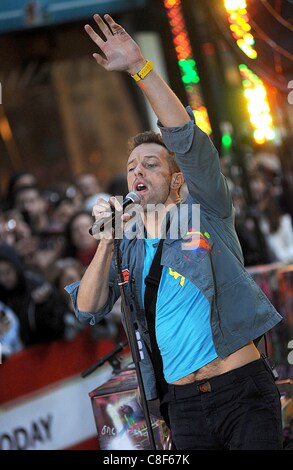 Chris Martin auf der Bühne für NBC heute zeigen Konzertreihe mit Coldplay, Rockefeller Plaza, New York, NY 21. Oktober 2011. Foto von: Kristin Callahan/Everett Collection Stockfoto