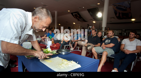 Der Michelin-Sterne-Koch Michel Roux Jr. zeigt die Techniken der gute Vorbereitung auf die Spieler und Trainer des Harlequins RFC mit ihren Boden. Michel, ist Richter am Meisterkoch, ein leidenschaftlicher Rugby-Fan und Harlekine Fan. Stockfoto