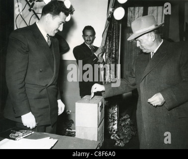JOSIP BRIZ TITO (1892-1980) als Präsident von Jugoslawien wirft seine Stimme bei den Parlamentswahlen am 22. November 1953 Stockfoto