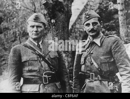 JOSIP BRIZ TITO (1892-1980) auf der linken Seite als jugoslawische Partisanen Marktführer mit Major-General Kosta Popovich 1943 Stockfoto