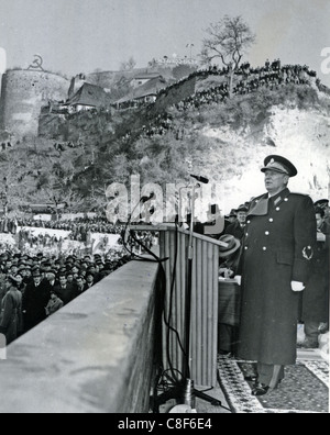 JOSIP BRIZ TITO (1892-1980) Premierminister von Jugoslawien sprechen in Jajce im November 1953 Stockfoto