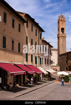 Der Glockenturm, mit Blick auf einen zentralen Platz in Montalcino. Toskana, Italien. Stockfoto