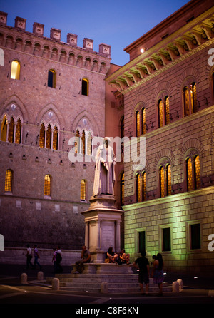 Die Statue, die Salusto Bandini in der Piazza Salimbeni. Siena, Toskana, Italien. Stockfoto