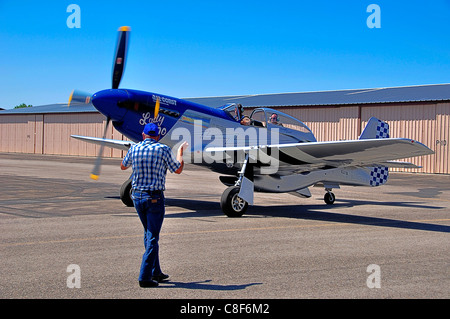 "Lady Jo", P - 51D Mustang WW2 Jagdflugzeug des Rollens Nampa Flughafen Stockfoto