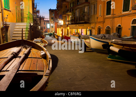 Manarola, Italien, Europa, Ligurien, Cinque Terre, Dorf, Häuser, Wohnungen, Lane, Boote, Fischerboote, Dämmerung, Abend, Lichter, illum Stockfoto