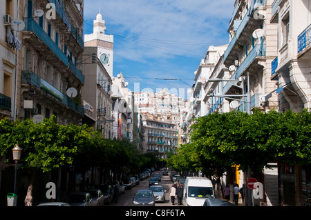 Straße mit Blick auf die Kasbah von Algier, Algerien, Nordafrika Stockfoto