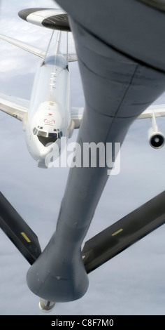 Ein e-3 Sentry airborne Warning und Kontrolle Systeme Flugzeug nähert sich einem KC-135 Stratotanker für Luftbetankung Stockfoto