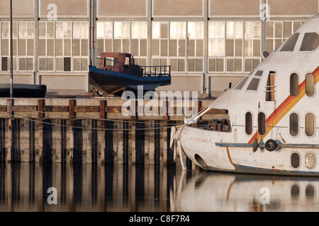 Schließen sich der Bug eine moderne Nile cruise Boot sah aus wie ein Flugzeug Partie am Steg und spiegelt sich in Flaute Wasser Stockfoto