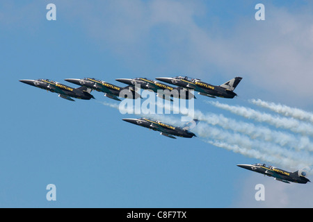 L-39 C Albatros Flugzeuge aus dem Breitling Jet Team im Formationsflug und Rauch in den Himmel während Kunstflug Airshow über Tel Aviv Israel Stockfoto