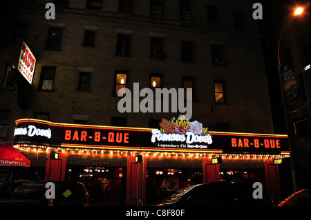 Nachtaufnahme Backsteinbau im Erdgeschoss rot weiße Neon Famous Dave's Bar-B-Que Restaurant, West 47th Street, 7th Avenue, New York Stockfoto