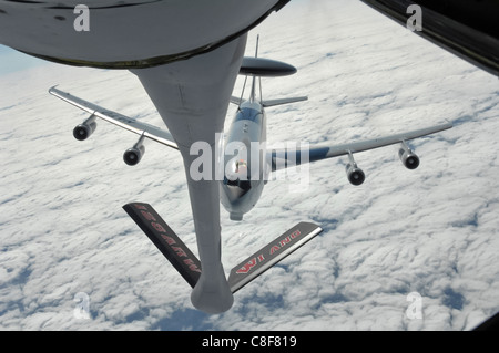 Eine e-3 Sentry reiht sich durch eine Boeing KC-135 Stratotanker Sept. 13 über Deutschland betankt werden Stockfoto