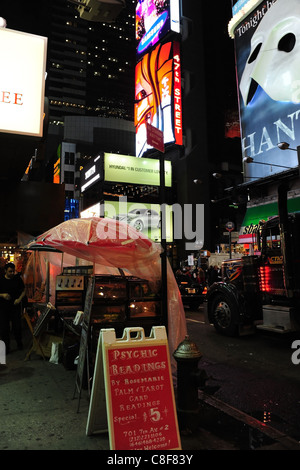 Nacht Stall zu verkaufen Bilder, rote Board Werbung Wahrsagen, Neon Plakatwände, West 47th Street 7th Avenue, New York Stockfoto