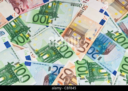 Viele Gegenspieler Euro Banknoten Stück Nebeneinander | Viele verschiedene Euro-Banknoten sind nebeneinander Stockfoto