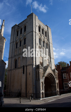 Der normannische Turm in Bury St Edmunds, Suffolk, beherbergt die Kathedrale-Glocken. Der Turm wurde im Jahre 1120 erbaut. Stockfoto