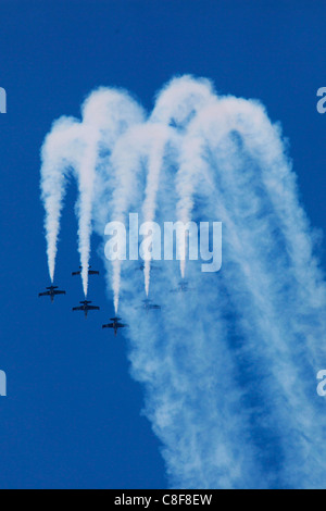 L-39 C Albatros Flugzeuge aus dem Breitling Jet Team im Formationsflug und Rauch in den Himmel während Kunstflug Airshow über Tel Aviv Israel Stockfoto