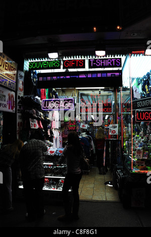 Nachtaufnahme kleinen Laden mit "NY Souvenirs niedrigsten Preisen", Leuchtreklamen, Teenager-Shopper, 7th Avenue, Times Square, New York Stockfoto