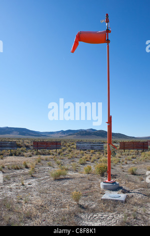 Ein Bild eines einsamen Wind sock in eine Wüste-Flughafen. Stockfoto