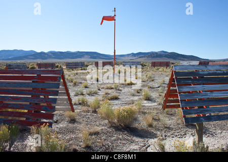 Ein schönes symmetrisches Bild ein Windsack auf einem Flughafen der Wüste von Nevada. Stockfoto