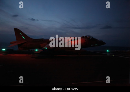 Ein AV-8 b Harrier mit Marine Attack Squadron-214 sitzt auf dem Flugdeck an Bord der USS Essex während einer Nacht fliegenden Trainingsmission Stockfoto