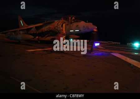 Ein AV-8 b Harrier mit Marine Attack Squadron-214 sitzt auf dem Flugdeck an Bord der USS Essex während einer Nacht fliegenden Trainingsmission Stockfoto