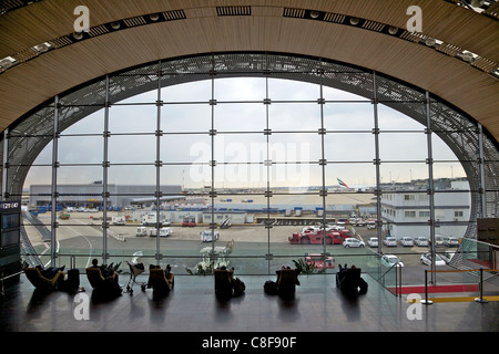 Geschäftsleute und Reisende ruht auf Sofas im Terminal 2, Paris-Charles de Gaulle international Flughafen, Roissy, Frankreich Stockfoto