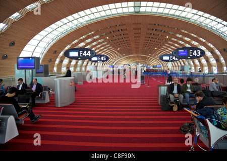 Geschäftsleute und Reisende im Terminal 2E, internationalen Flughafen Charles de Gaulle Roissy, Paris, Frankreich Stockfoto