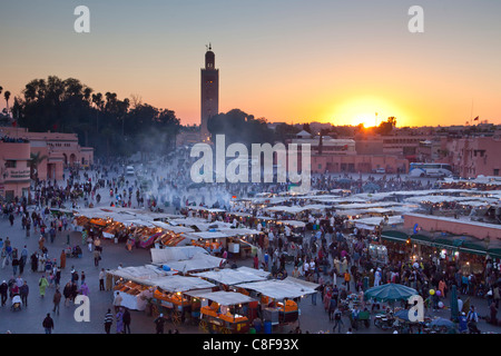 Marokko, Nordafrika, Afrika, Marrakesch, Medina, Geschäft, Handel, Shop, Djemaa el Fna Platz, Koutobia, Turm, Turm, Sonnenuntergang Stockfoto