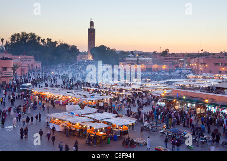 Marokko, Nordafrika, Afrika, Marrakesch, Medina, Geschäft, Handel, Shop, Djemaa el Fna Platz, Koutobia, Turm, Turm, am Vorabend Stockfoto