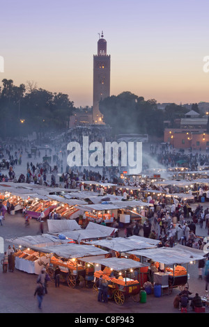 Marokko, Nordafrika, Afrika, Marrakesch, Medina, Geschäft, Handel, Shop, Djemaa el Fna Platz, Koutobia, Turm, Turm, am Vorabend Stockfoto