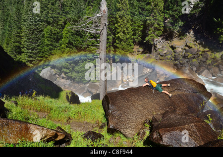 Ein junger Mann Klettern oben auf einem Felsen nahe dem Vernal Fall, Yosemite-Nationalpark, Kalifornien, USA. Stockfoto