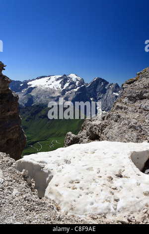 Sommer Blick auf Mount Marmolada von Saas Pordoi, italienischen Dolomiten Stockfoto