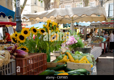 Sonnenblumen und Gemüse auf den Verkauf in einen Wochenmarkt in Town Hall Square, Aix Bouches-du-Rhône, Provence, Frankreich Stockfoto