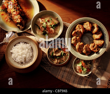 Thai Essen, Thom Yam Suppe, Weet und saurer Fisch, Fisch, Bratlinge, ein Curry-Gericht und Reis, Thailand Stockfoto