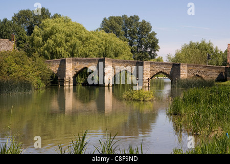 Newbridge, wohl die älteste Brücke über den Fluss Themse gebaut im 13. Jahrhundert, Oxfordshire, England, Vereinigtes Königreich Stockfoto