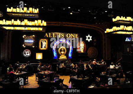 Innenansicht Personen an Tischen sitzen, Essen, Restaurant Bereich Vorderseite des Hard Rock Cafe live Bühne, Times Square, New York Stockfoto