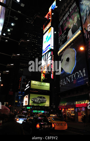 Nachtaufnahme Neon Plakatwände, Menschen, Verkehr Warteschlange, italienische Restaurants, West 47th Street 7th Avenue, Times Square, New York Stockfoto