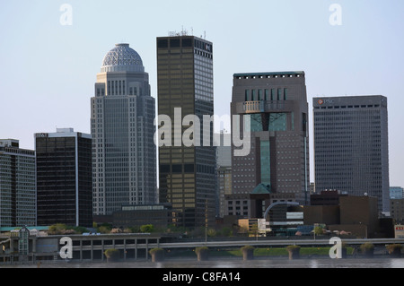 Louisville, Kentucky, USA Skyline auf dem Fluss Stockfoto, Bild